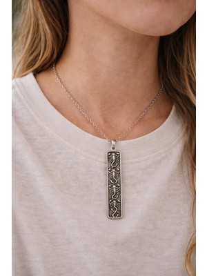 Herşey Nota Uzun Dikdörtgen Form Kabartmalı Akrep Figürlü Metal Zincir Kolye