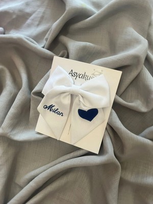 Asyakuş Mavi Kalp ve Isim Nakışlı Beyaz Fiyonk Otomatik Toka