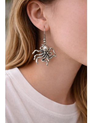 Herşey Nota Sekiz Kollu Deniz Figürlü Ince Form Metal Sallantılı Küpe