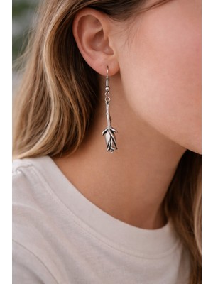 Herşey Nota İnce Saplı Tomurcuk Formlu Metal Sallantılı Küpe