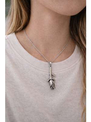 Herşey Nota İnce Saplı Tomurcuk Formlu Metal Figür Zincir Kolye