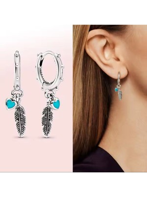 Normadia Turkuaz Kalpli ve Tüy Detaylı Minimal Halka Küpe, Şıklığa Zarif Dokunuş