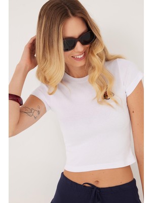 Tudors Kadın Slim Fit Dar Kesim Kısa Kollu Bisiklet Yaka Nakışlı Beyaz Tişört