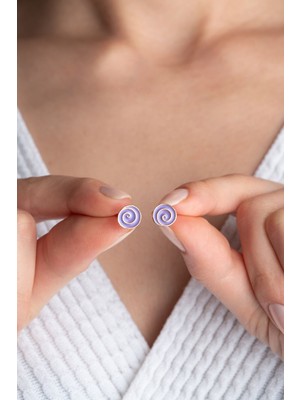 Normadia Mor Minik Çivili 925 Ayar Gümüş Küpe, Şık ve Zarif Tasarım