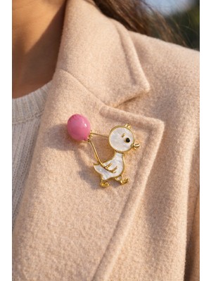 Göksunun İzi Göksunun Izi Balonlu Ördek Figürlü Altın Kaplama Inci Görünümlü Kadın Yaka Broşu