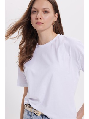 Tudors Kadın Relax Fit Rahat Kesim %100 Pamuk Bisiklet Yaka Beyaz Tişört