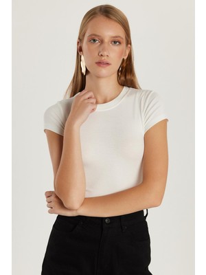 Tudors Kadın Regular Fit Klasik Kesim Bisiklet Yaka Viskon Kumaş Ultra Soft beyaz Tişört