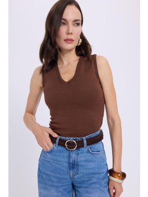Tudors Kadın Slim Fit Dar Kesim V Yaka Sıfır Kol Pamuklu Ribanalı Kahverengi Bluz