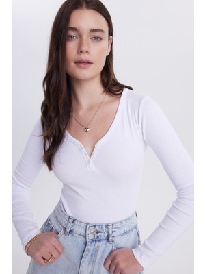 Tudors Kadın Slim Fit Dar Kesim Pamuklu V Yaka Beyaz  Bluz