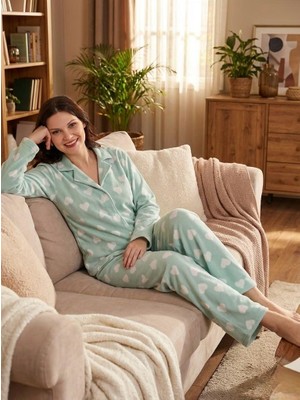 Kadın Kalp Desenli Boydan Düğmeli Polar Pijama Takımı