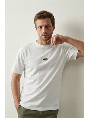 Elemge %100 Pamuk Compact Penye Süprem Beyaz Koala Nakışlı Trend Fit Erkek Tok Kumaş T-Shirt Rahat Kesim