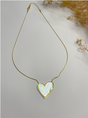 Normadia Parlak Sedefli Büyük Kalp Uçlu Çelik Kolye, Şık ve Zarif Tasarım