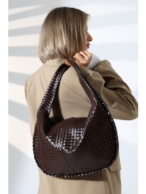 BALANZ Kahverengi Deri Görünümlü Örgü Desenli Orta Boy Kadın Omuz Çantası – Şık ve Geniş Tasarım