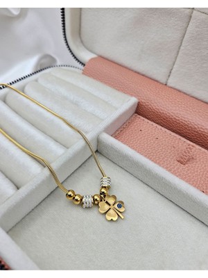 Normadia Şık Çelik Yonca Kolye, Zarif ve Dayanıklı Takı Tasarımı