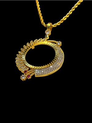 Normadia Şık Medusa Tam Altın Çerçeveli Kolye, Zarif ve Parlak Tasarım