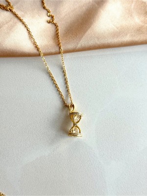 Normadia Şık Zirkon Taşlı Kum Saati Çelik Kolye, Zarif ve Parlak Tasarım