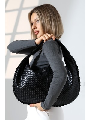 BALANZ Siyah Deri Görünümlü Örgü Desenli Orta Boy Kadın Omuz Çantası – Şık ve Geniş Tasarım