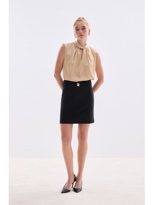 Sateen Bel Aksesuarlı Mini Etek - Siyah