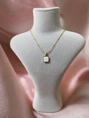 Normadia Şık Mineli Kare Çelik Kolye, Zarif ve Modern Takı Tasarımı