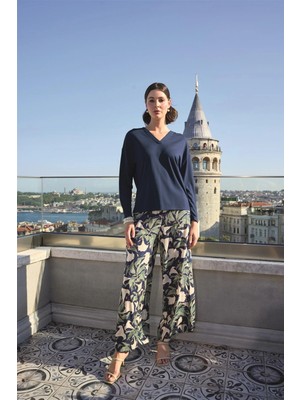 Çamaşır Kenti  Yaprak Desenli Uzun Kollu V Yaka Pijama Takımı