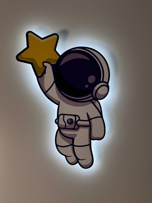 Ahşap Yıldız Tutan Astronot Çocuk Odası Gece Lambası 27X37 cm