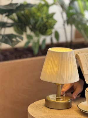 Kadife Kumaş Kablosuz Masa Lambası, Gold Ayaklı Abajur, Şık Aydınlatma