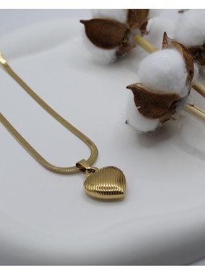Normadia Altın Renk Çizgili Kalp Çelik Kolye, Şık ve Zarif Takı Tasarımı