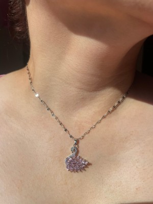 Normadia Pembe Zirkon Taşlı Kuğu 316L Çelik Kolye, Şıklık ve Zarafet Için Ideal