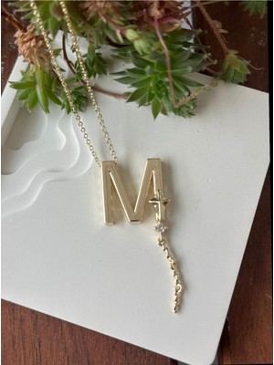 Normadia M Harfi Alya Uçurtma Modeli, Şık ve Modern Takı Tasarımı