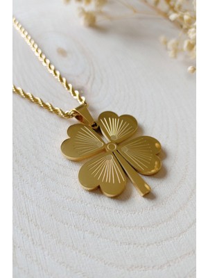 Normadia Büyük Boy Yonca Kolye, Şık ve Zarif Çelik Takı Tarzı