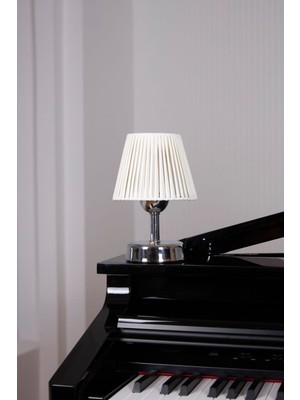 Şık Beyaz Deri Kablosuz Masa Lambası Gümüş Ayaklı Aydınlatma