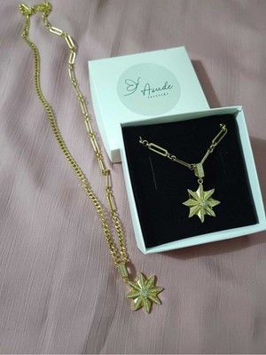 Normadia Zarif Sarı Çiçek Desenli Uzun Çelik Kolye, Şıklığa Işık Katar