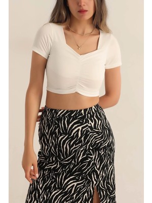 Hazelin Kadın Beyaz Kare Yaka Ön Büzgülü Crop Bluz HZL23S-SND120151