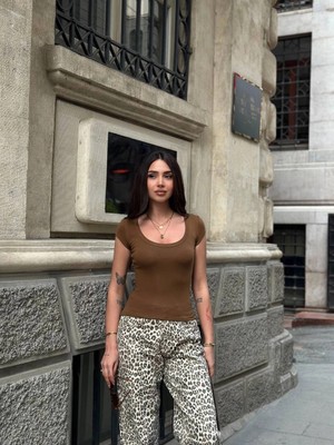 Hazelin Kadın Kahverengi Oval Yaka T-Shirt HZL25S-ZK11681
