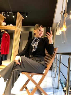 Gözde Tasarım Butik Kadın Siyah Renk Polo Yakalı Fularlı Triko Kazak