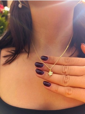 Normadia Altın Renkli Taşlı Dört Yapraklı Yonca Kolye, Şans ve Zarafet Sembolü