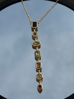 Normadia Renkli Taşlı Gold Y Yaka Kolye, Şık ve Modern Takı Tasarımı