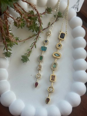 Normadia Renkli Taşlı Yedi Element Şık Kolye, Zarif ve Modern Takı Tasarımı