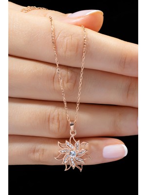 Normadia 925 Ayar Gümüş Çiçek Kolye, Zarif ve Şık Takı Hediye Alternatifi