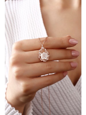 Normadia 925 Ayar Gümüş Su Damlası ve Manolya Çiçeği Kolye, Şık ve Zarif Tasarım