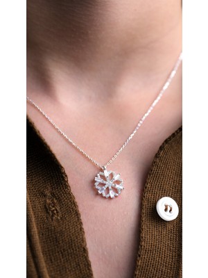 Normadia Kadın 925 Ayar Bagetli Kar Tanesi Kolye, Zarif ve Şık Tasarım