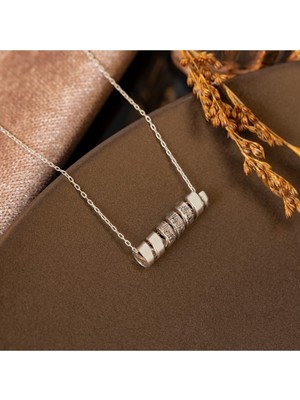 Normadia Kıvrımlı Nazar Ayeti Gümüş Kolye, Şıklık ve Anlamlı Tasarım