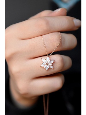 Normadia 925 Ayar Gümüş Beyaz Opal Çiçek Kolye, Zarif ve Şık Takı