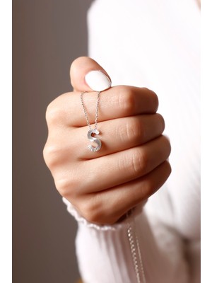 Normadia Şık S Harfli Gümüş Kolye, Özel Kesim Detaylarıyla Zarif Tasarım