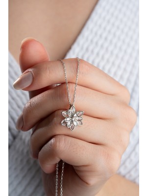 Normadia 925 Ayar Gümüş Beyaz Taşlı Lotus Kolye, Şık ve Zarif Takı