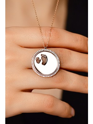 Normadia Zirkon Taşlı Rose Ayak Izi Gümüş Kolye, Şık ve Anlamlı Aksesuar
