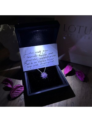 Normadia Lotus Çiçeği Işıklı Gümüş Kolye ve Kutu Seti