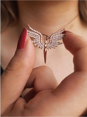 Normadia Şık Kanatlı Mikail Kılıcı Kolye, Zarif Tasarım ve Parlak Detaylar