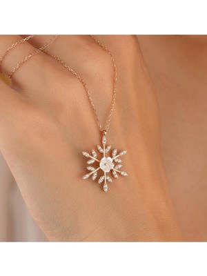 Normadia Beyaz Gümüş Çiçek ve Kar Tanesi Şık Kolye, Zarif Takı Tasarımı