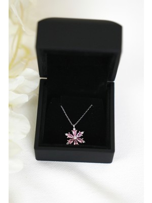 Normadia Işıklı Kutuda Pembe Taşlı Kamelya Çiçeği Kolye, Zarif ve Şık Takı